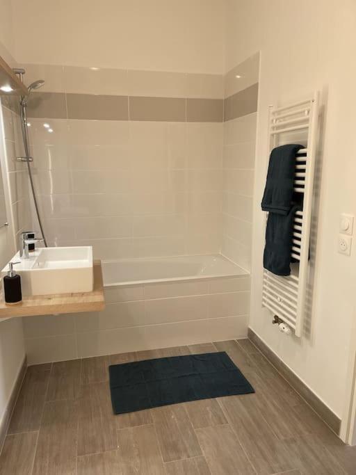 Appartement Climatise Au Coeur De La Provence Lac Et Parcs D'Attractions 10Mn Avignon Монто Екстериор снимка